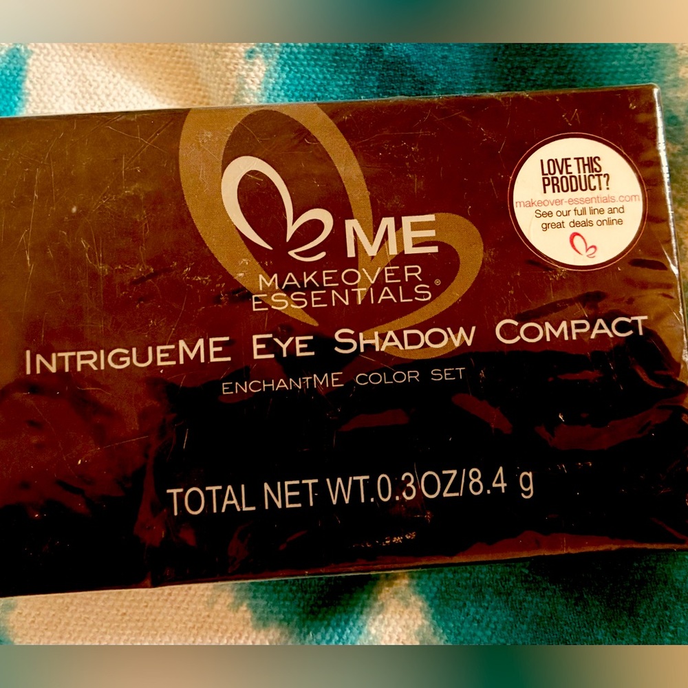 ME Makeover Essentials Black Eyeshadow Compact